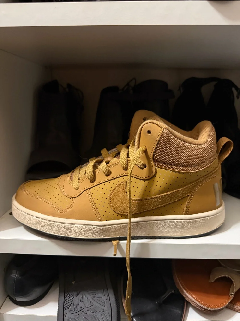 Nike Kids High-Top Sneaker in Wheat/Tan